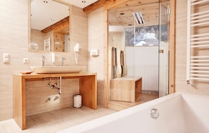 Suite (Wasser) | Bathroom | Free toiletries, hair dryer, bathrobes, towels - Hotel Riederhof (Ried im Oberinntal)