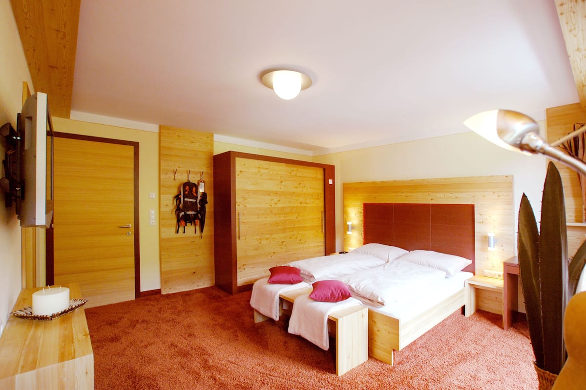 Deluxe kamer (Harmonie) | Hypoallergeen beddengoed, een kluis op de kamer, individueel gedecoreerd