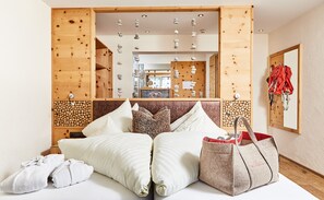 Deluxe Room (Zirbe) | Hypo-allergenic bedding, in-room safe, individually decorated - Hotel Riederhof (Ried im Oberinntal)