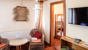Deluxe-huone (Harmonie) | Allergiatestatut vuodevaatteet, tallelokero huoneessa