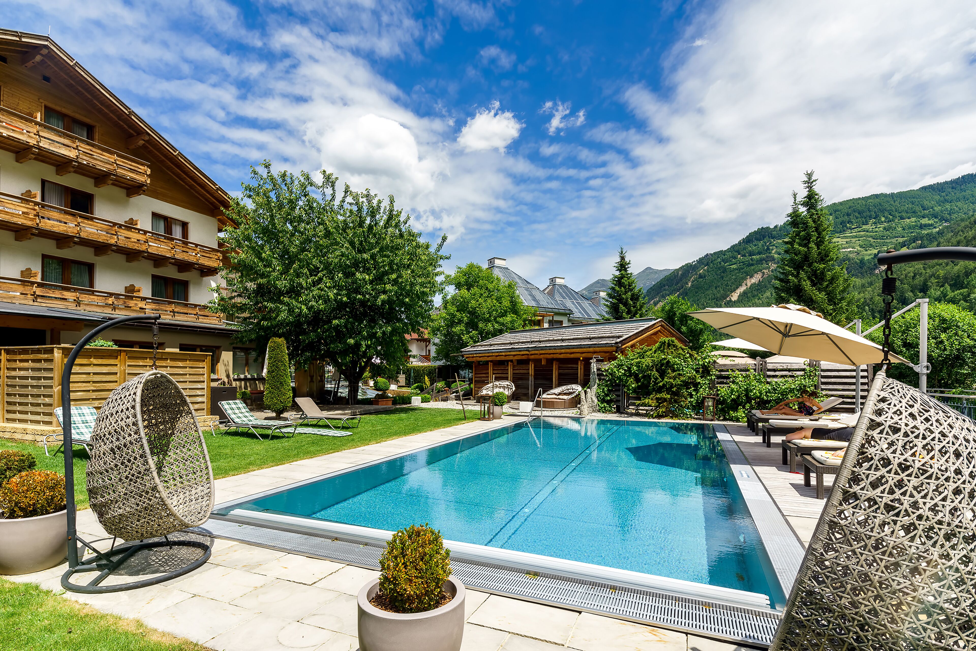 Hồ bơi ngoài trời phục vụ theo mùa 