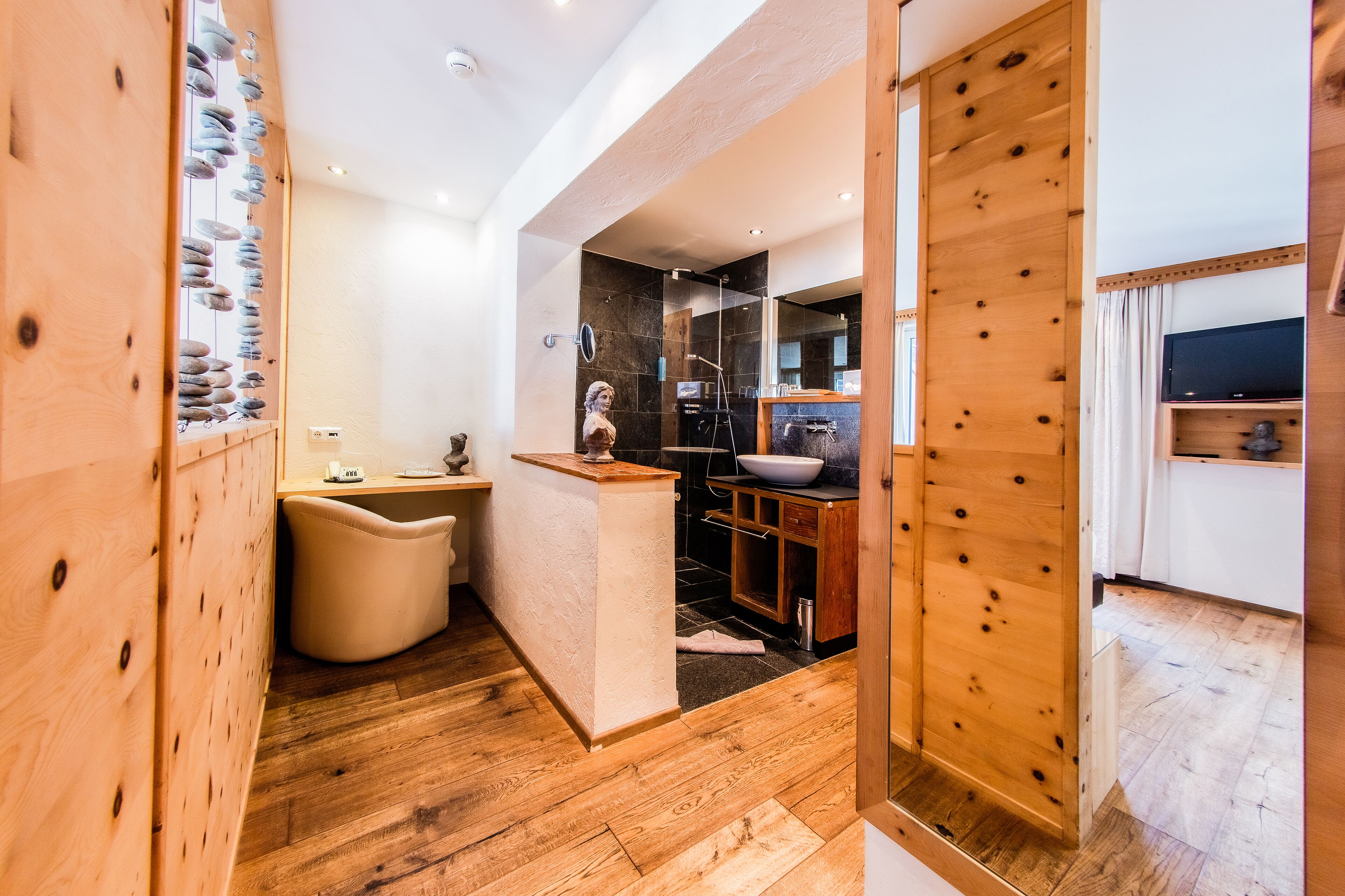 Un baño moderno con tocador de madera, bañera y zona de ducha.