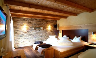 Ropa de cama hipoalergénica y caja de seguridad en la habitación 