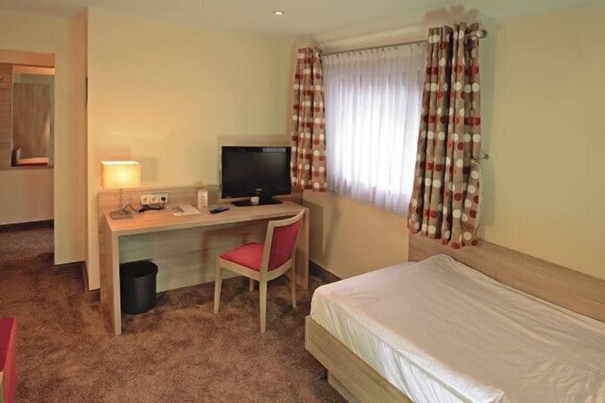 Single Room | In-room safe, desk, iron/ironing board (on request)