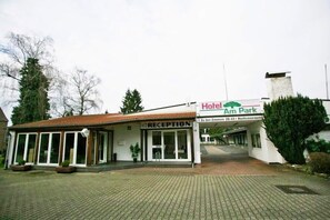 Front of property - Hotel Am Park (Willich)