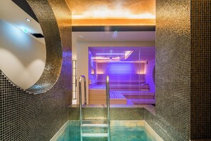 Behandelingskamers voor koppels, een sauna, een stoombad