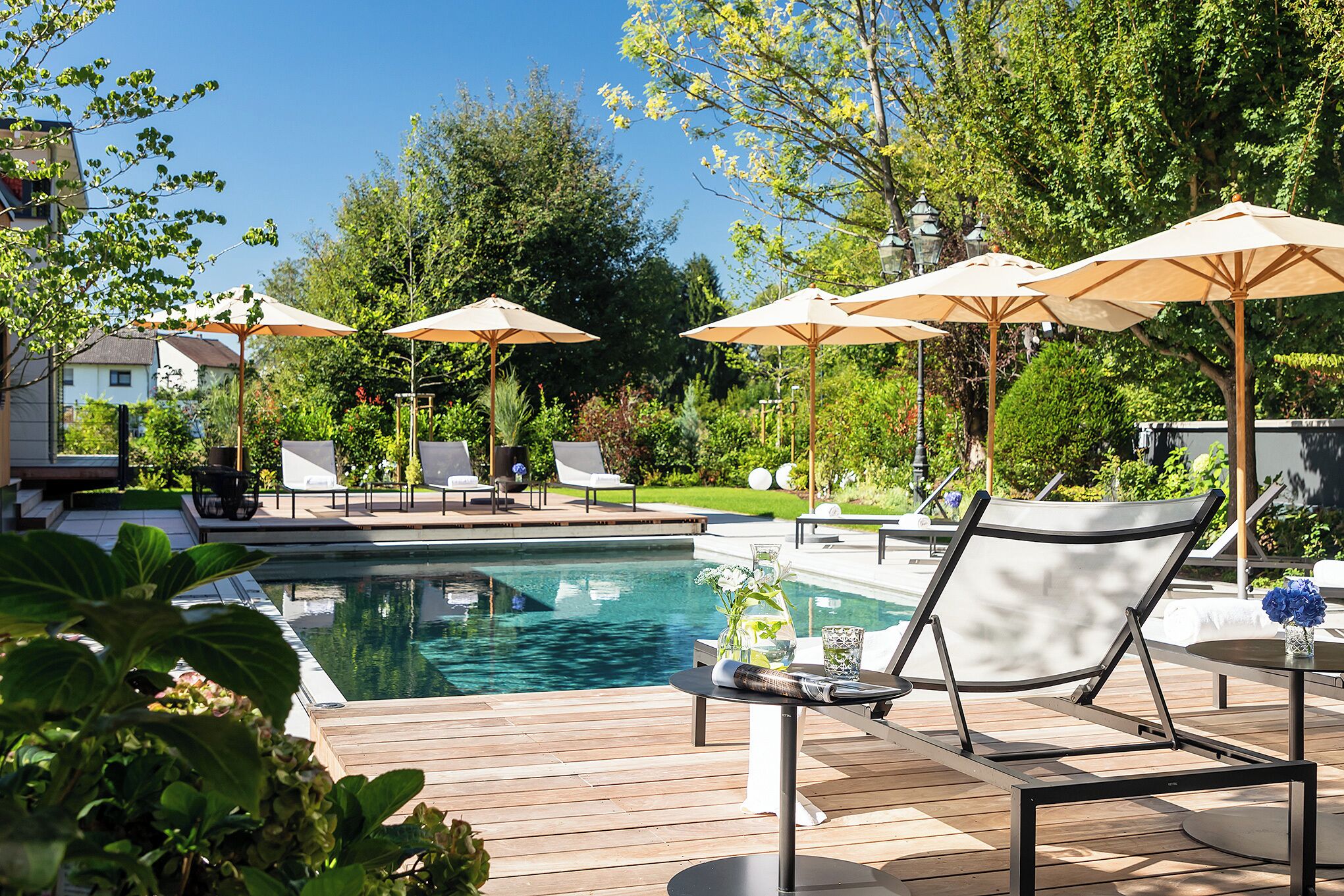 Sisäuima-allas, kauden mukainen ulkouima-allas, aurinkovarjoja