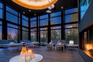 Behandelingskamers voor koppels, een sauna, een stoombad