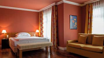 Junior-sviitti | Tallelokero huoneessa, työpöytä