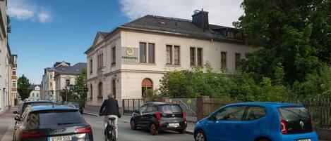 A building with a sign reading "Parkhotel Plauen".