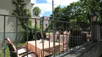 2 restaurantes, se sirve cena, cocina alemana