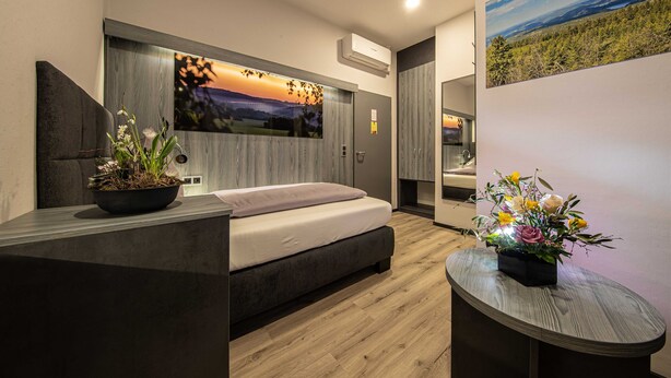 Economy Single Room | Peralatan tempat tidur premium, bar mini, peti besi dalam bilik, meja 