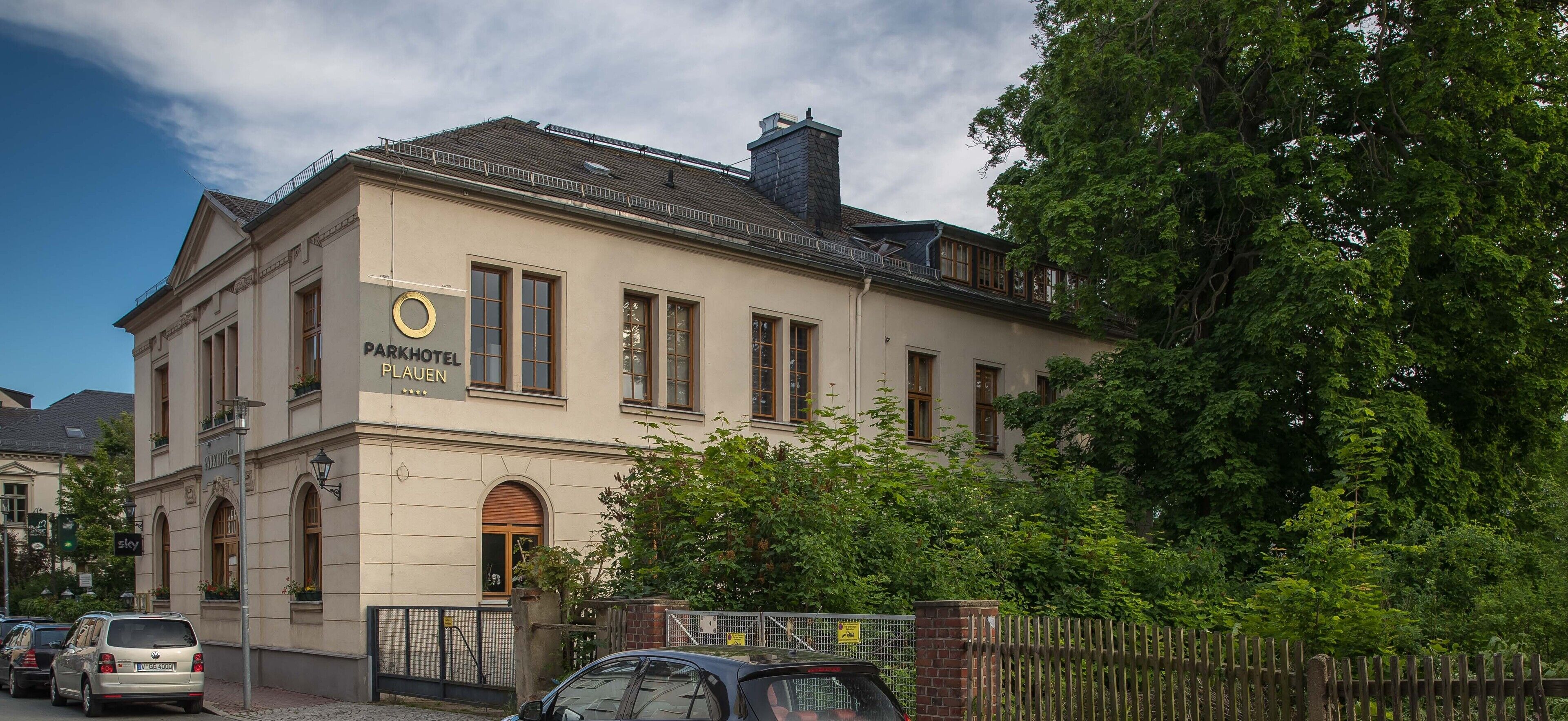 A two-story building with a sign reading "Parkhotel Lauen."