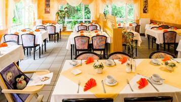 Daily continental breakfast (EUR 6.00 per person)