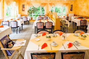 Colazione continentale, servita tutte le mattine (6.00 EUR a persona)