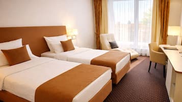 Allergikerbettwaren, Minibar, Zimmersafe, Schreibtisch