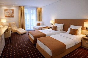 Comfort Triple Room | Hypo-allergenic bedding, minibar, in-room safe, desk - City Hotel Isar Residenz (Landshut)