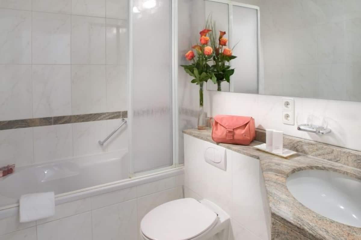 comfort apartment | bathroom | free toiletries, hair dryer, towels, soap