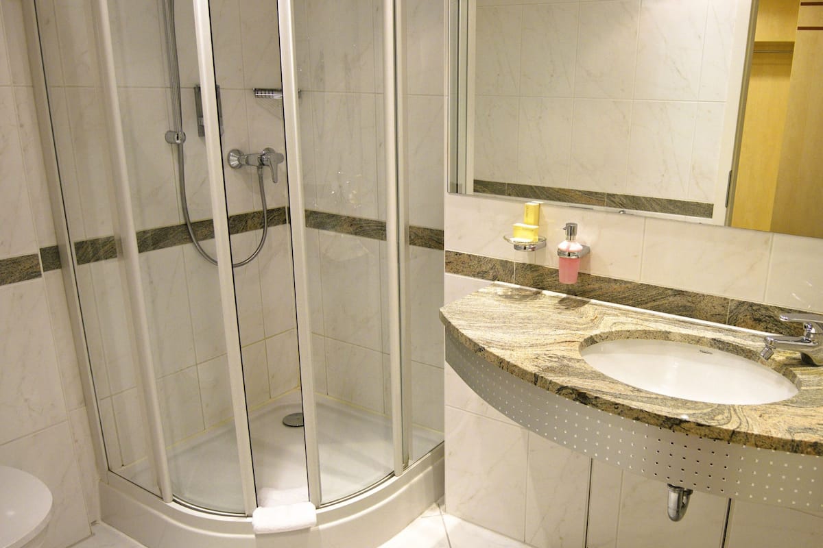 Set di cortesia gratuito, asciugacapelli, asciugamani, sapone