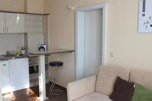 Basic Twin Room, 2 Twin Beds | Private kitchenette | Fridge, electric kettle - Aparthotel 1A (Zwickau)