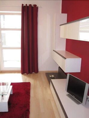 เบสิกคอนโด, เตียงควีนไซส์ 1 เตียง, ลานระเบียง, อาคารเสริม | ห้องนั่งเล่น | ทีวีจอแบน 16 นิ้ว พร้อมช่องดาวเทียม, ทีวี