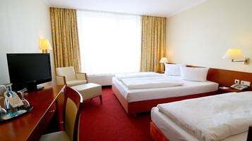 Standard Triple Room, Berbilang Katil | Peralatan tempat tidur hipoalergenik, bar mini, peti besi dalam bilik