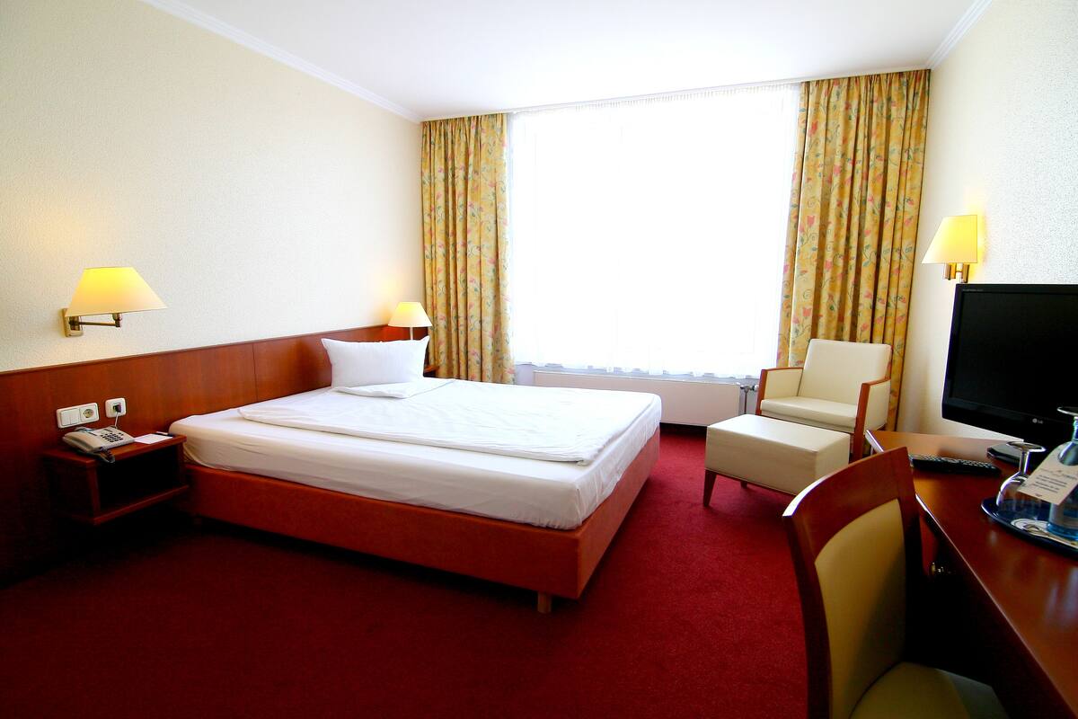 Hypo-allergenic bedding, minibar, in-room safe, desk