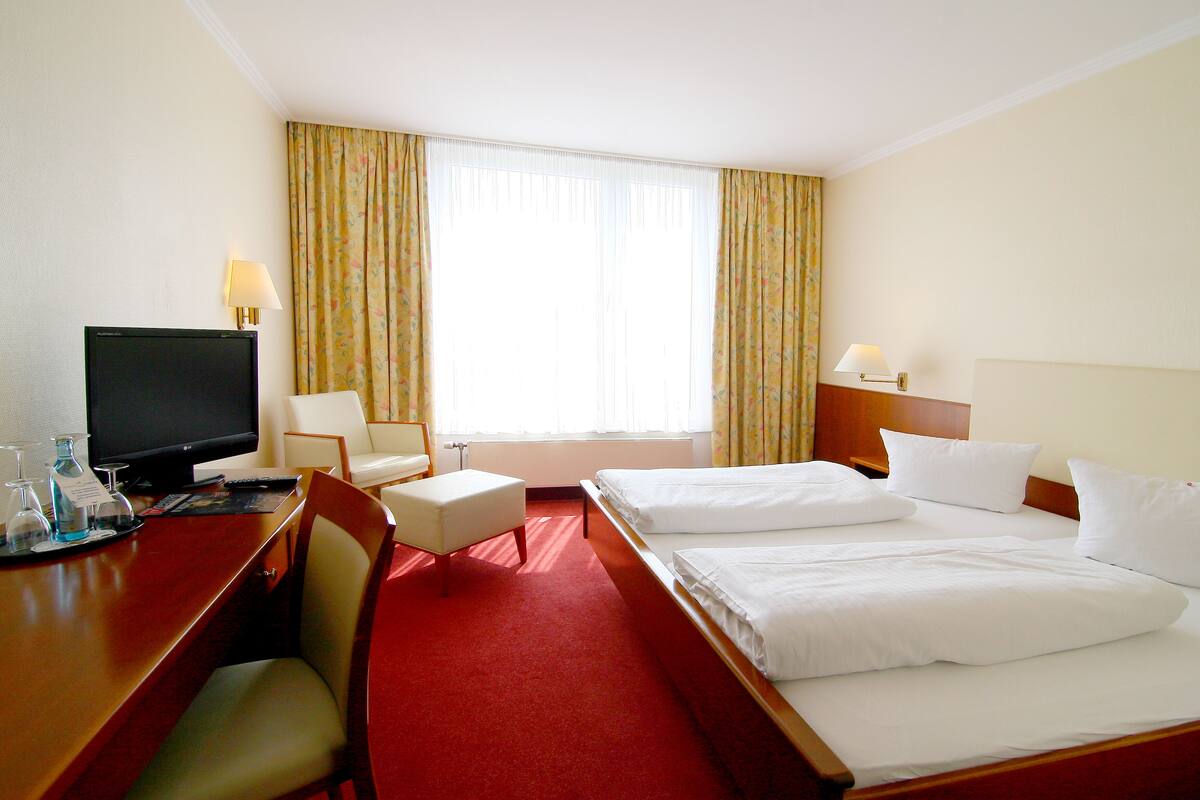 Hypo-allergenic bedding, minibar, in-room safe, desk