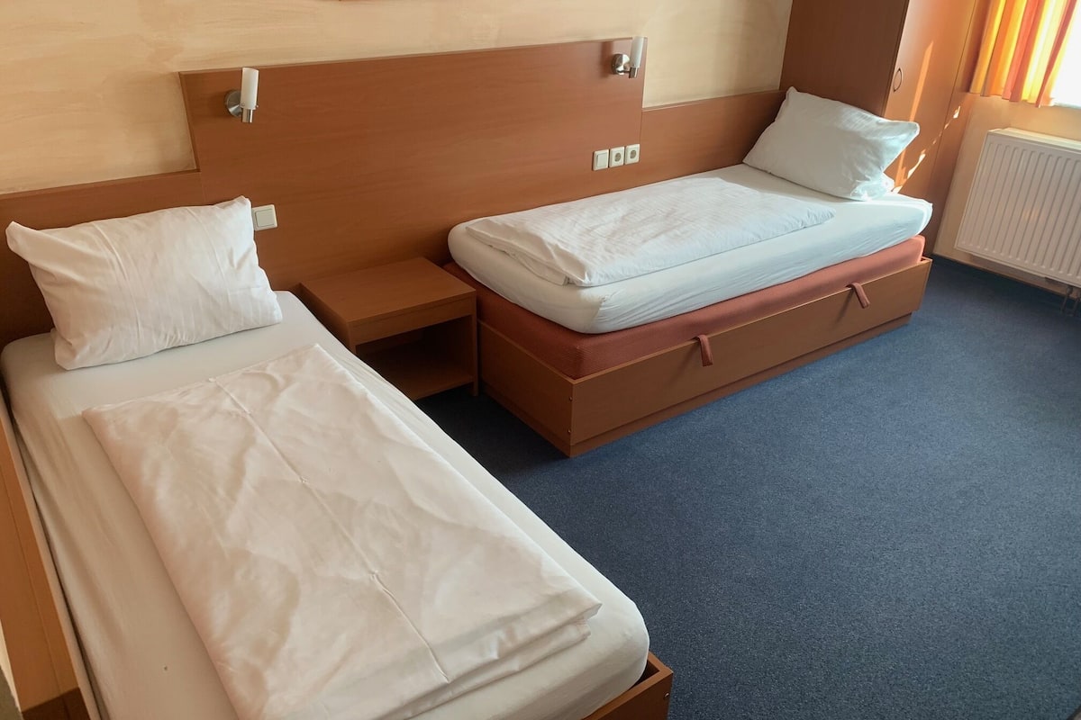 Twin Room | Hypo-allergenic bedding, in-room safe, desk, laptop workspace