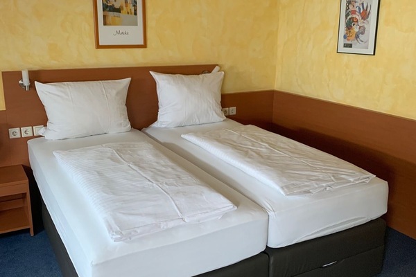 Standard Studio | Hypo-allergenic bedding available, in-room safe, desk, laptop workspace