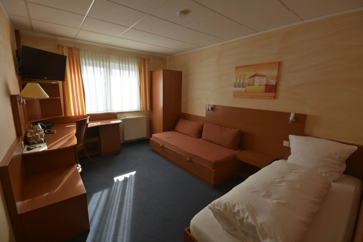 Standard Single Room, Non Smoking | Hypo-allergenic bedding, in-room safe, desk, laptop workspace