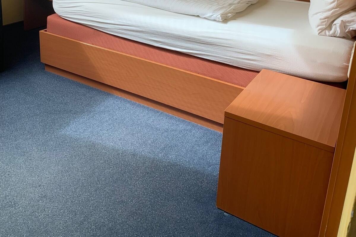 エコノミー シングル ルーム | 低刺激性寝具、セーフティボックス (室内)、デスク、ノートパソコン用作業スペース