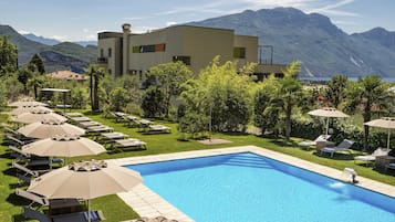 Utendørsbasseng, bassengparasoller og solsenger