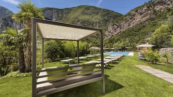 Piscine extérieure, parasols de plage, chaises longues