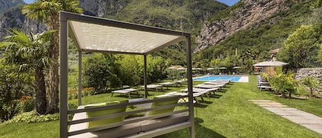 Piscine extérieure, parasols, chaises longues