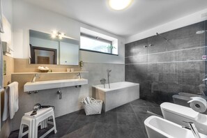 Family Suite, Balcony | Bathroom | Rainfall showerhead, hair dryer, towels, soap - Active & Family Hotel Gioiosa (Riva del Garda)