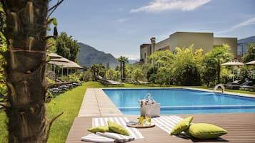 Piscina all'aperto, ombrelloni da piscina, lettini