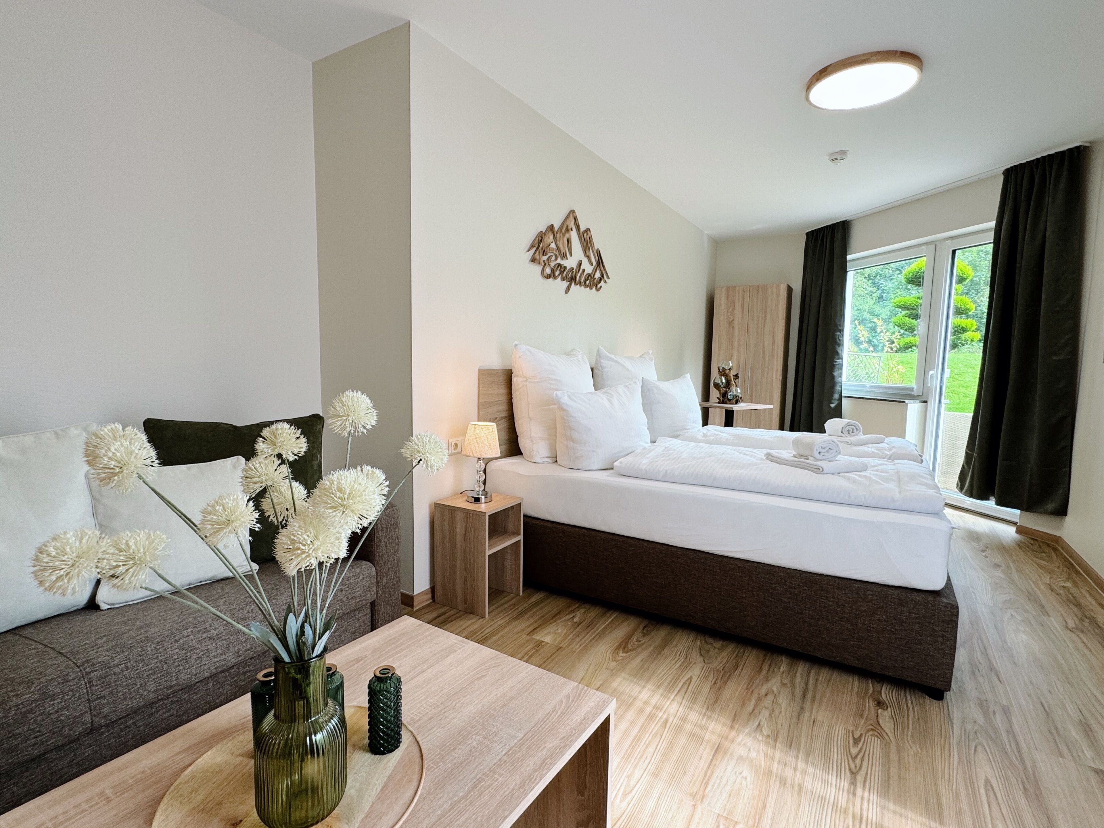 Meja, langsir/tirai gelap terus, Wi-fi percuma, cadar katil 