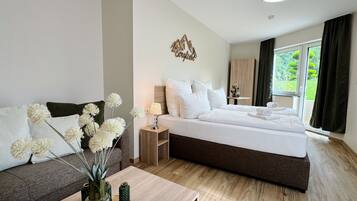 Meja, langsir/tirai gelap terus, Wi-fi percuma, cadar katil