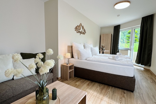 Meja, langsir/tirai gelap terus, Wi-fi percuma, cadar katil