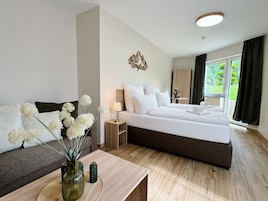Escritorio, cortinas blackout, wifi gratis y ropa de cama 