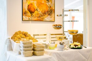 Free daily buffet breakfast