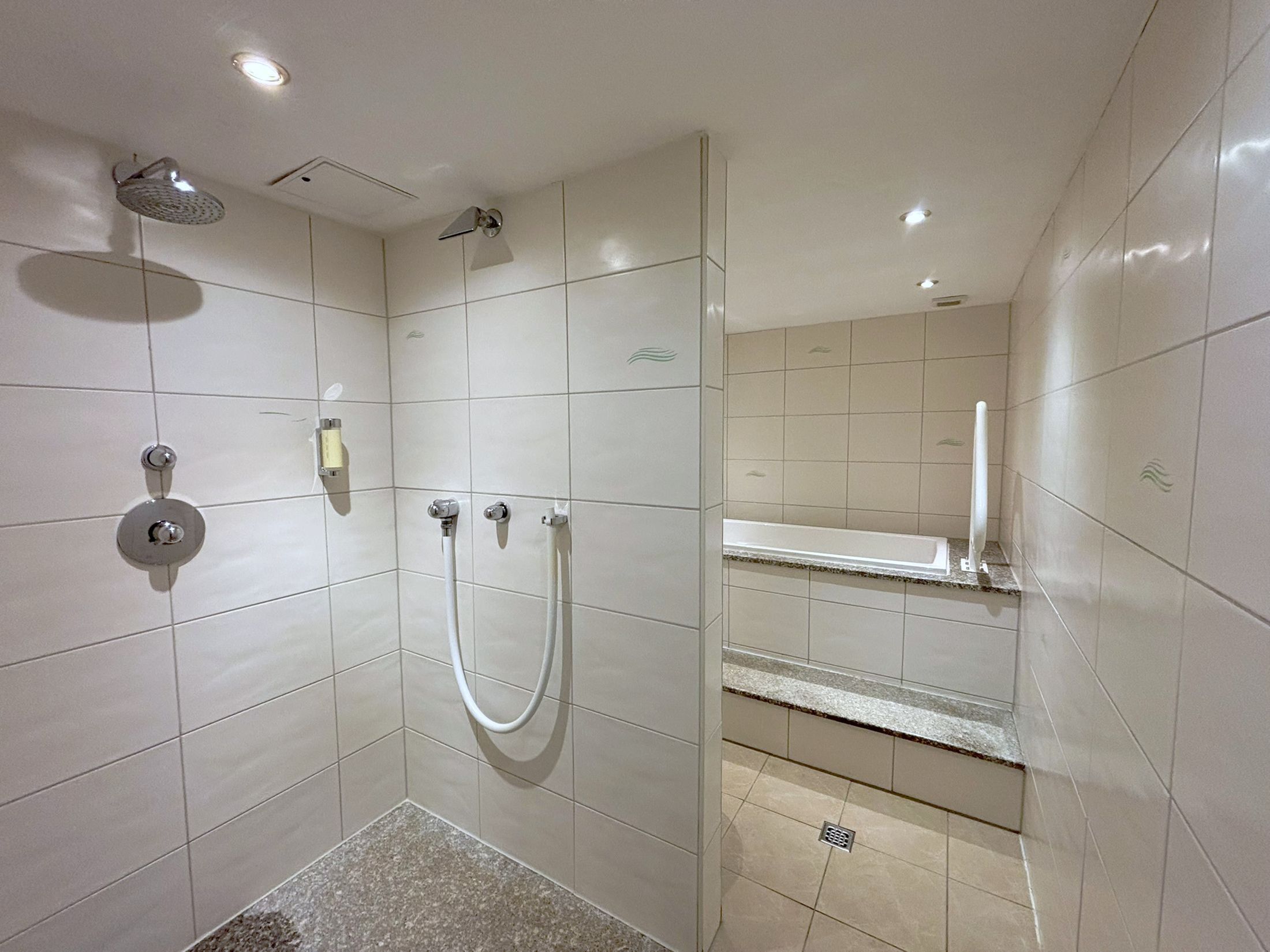 Un baño moderno con cabina de ducha, inodoro y lavabo.