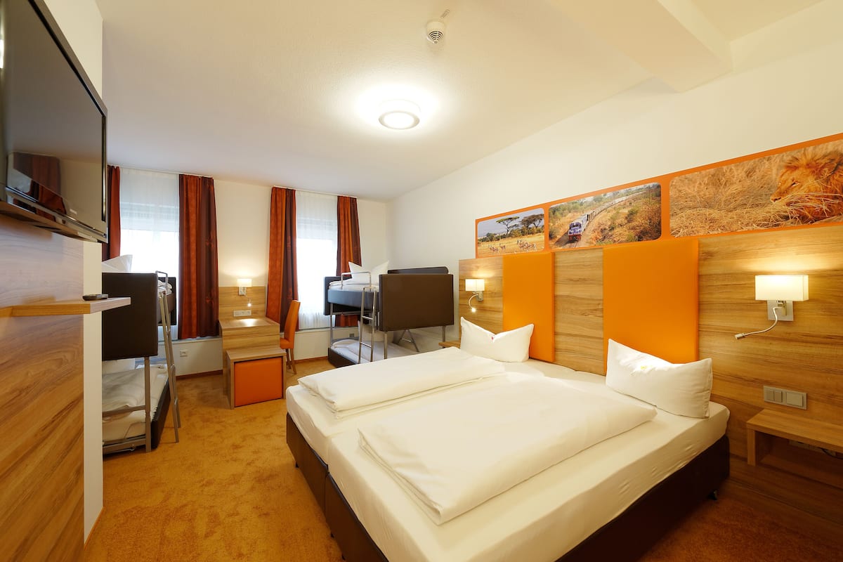 Familiekamer (2 adults and 4 children) | Hypoallergeen beddengoed, een bureau, gratis babybedden, gratis wifi