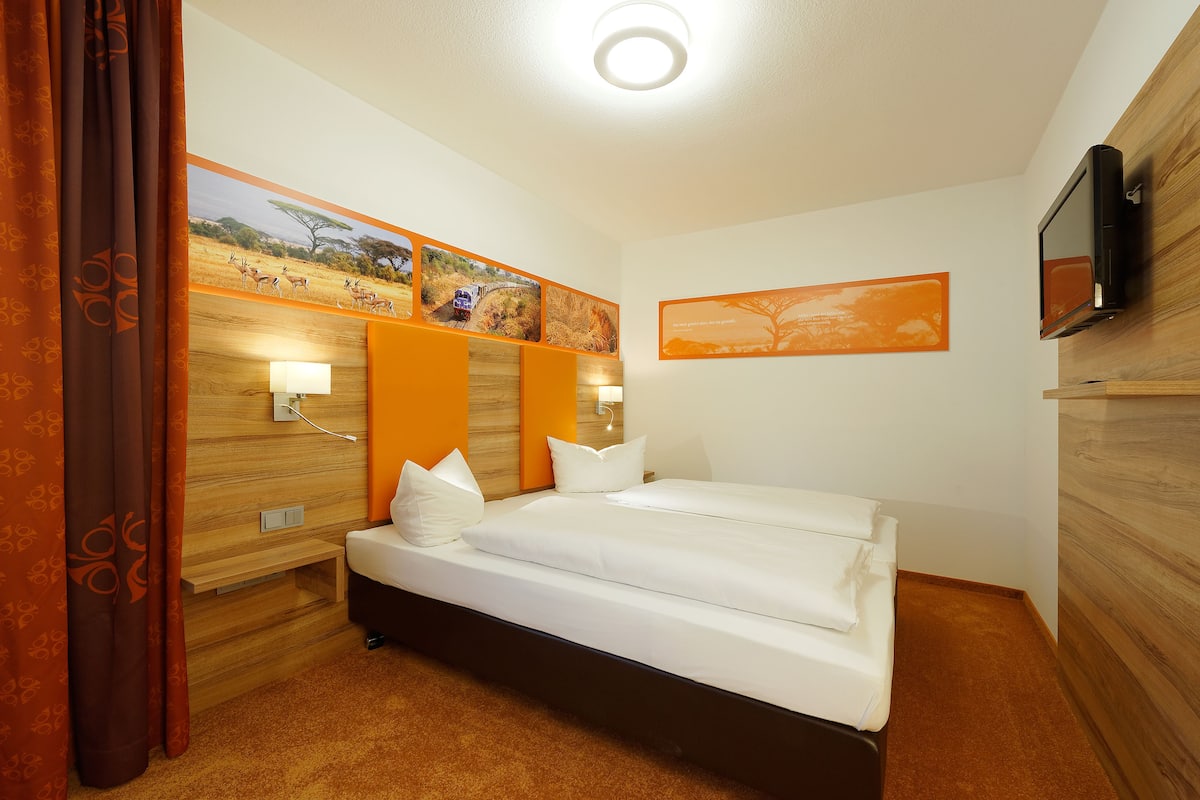 comfort double room, 1 double bed | hypo-allergenic bedding, desk, free cots/infant beds, free wifi