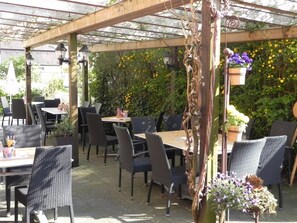 Terrace/patio - Hotel Gasthof Zur Post (Leipheim)