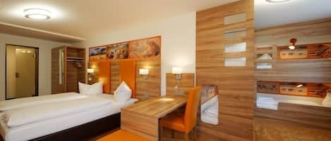 Quarto família (2 adults and 4 children) | Roupas de cama antialérgicas, escrivaninha, berços grátis