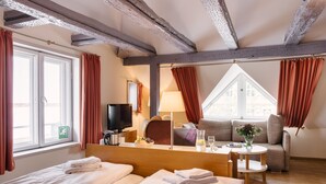 غرفة عائلية (Family Room, Villa Exclusiv) | ملاءات للفراش لا تسبب الحساسية ومكتب وستائر تعتيم وتجهيزات عازلة للصوت
