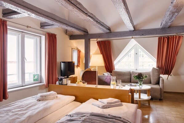 Habitación familiar (Family Room, Villa Exclusiv) | Ropa de cama hipoalergénica, escritorio, cortinas opacas