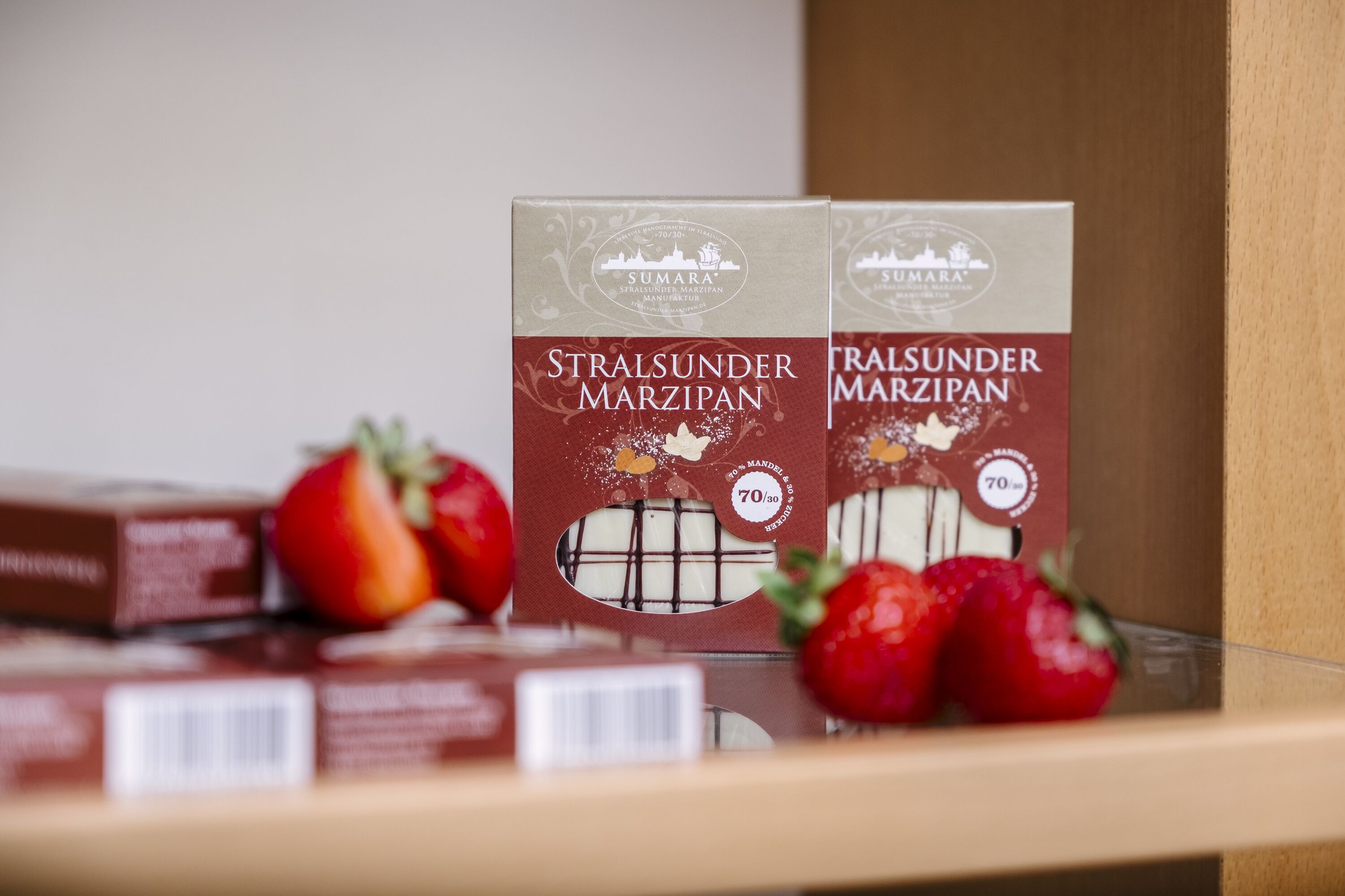 Due scatole di cioccolatini Stralsunder Marzipan con fragole.